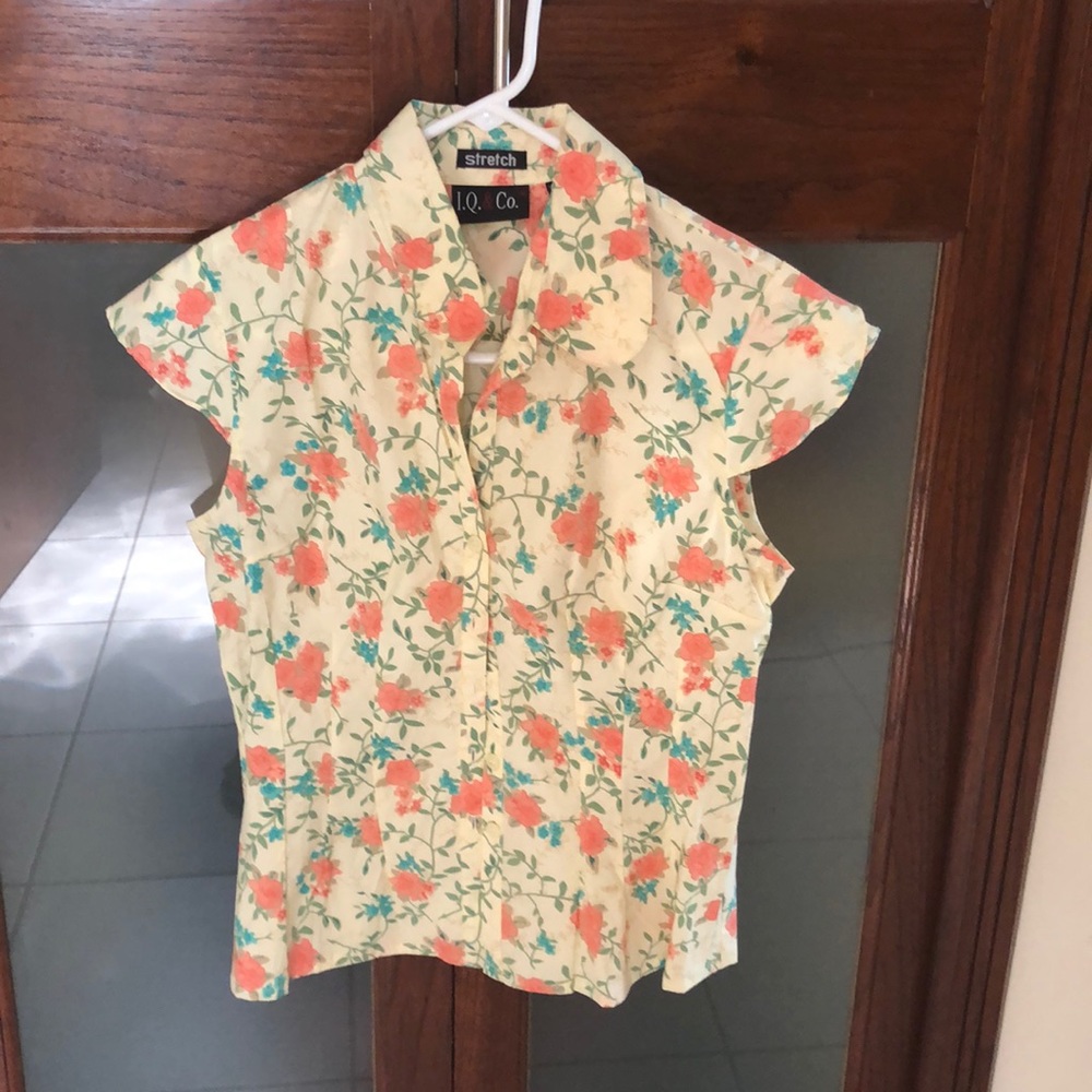 NWOT Floral blouse